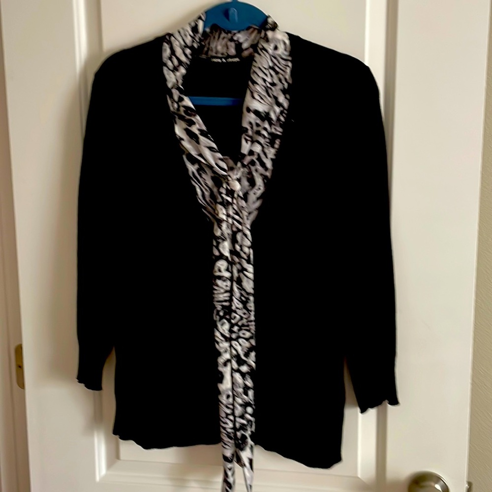 Black sweater medium slim insert with tie 3/4 sleeve front pockets